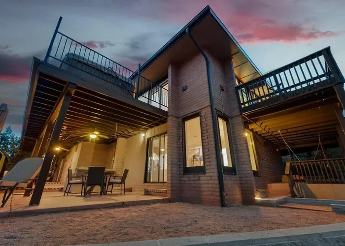Luxury Uptown With Views And Hot Tub *