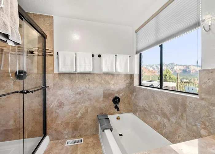 Luxury Uptown With Views And Hot Tub *